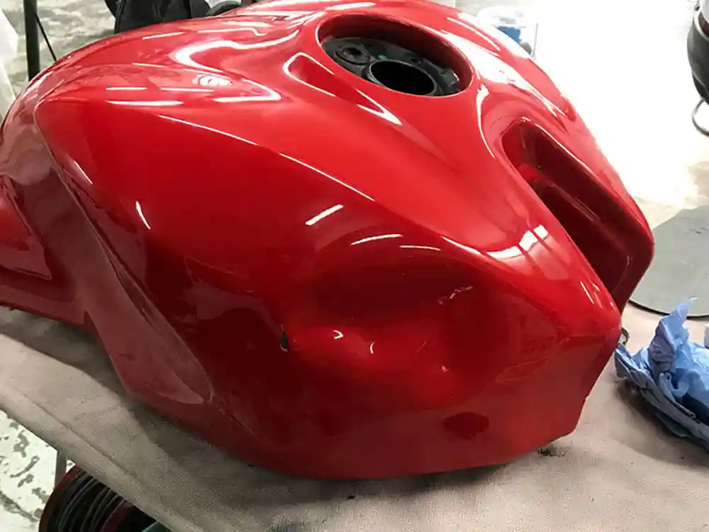 Riparazione della carrozzeria Autohaga su Serbatoio Ducati Monster